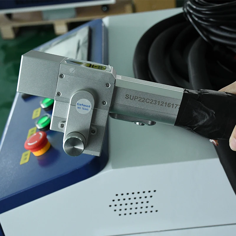 Industrial Laser Rust Remover - SUP22C Handgeführter Laser-Reinigungskopf Neue 3000W Rostentfernungsmaschine